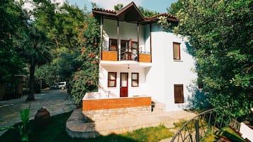 Vista frontal de la propiedad