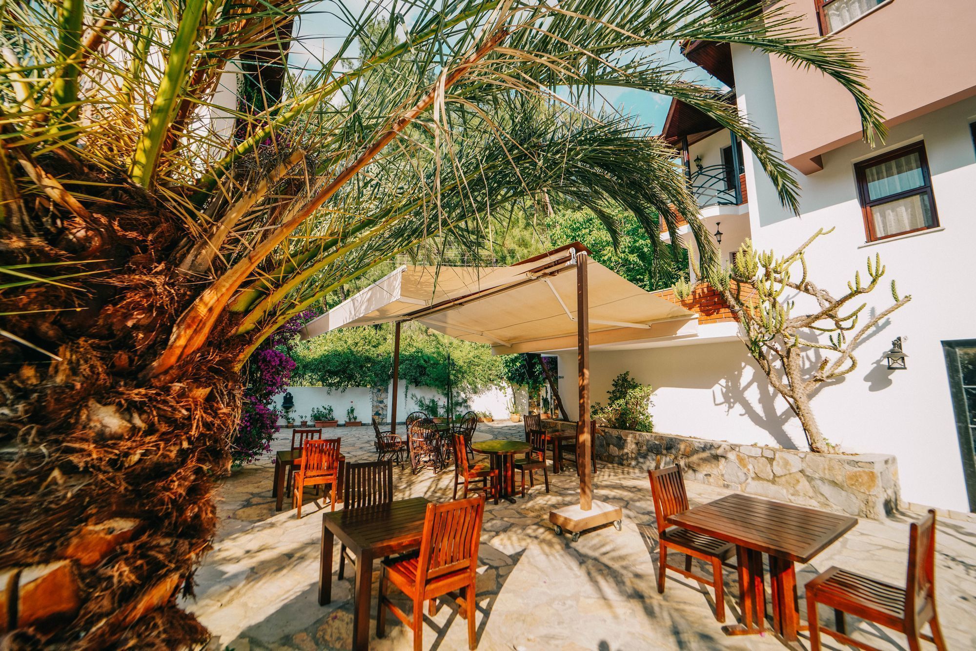 Se sirven desayunos, comidas y cenas con vista a la alberca 