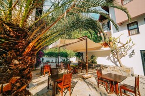 Se sirven desayunos, comidas y cenas con vista a la alberca