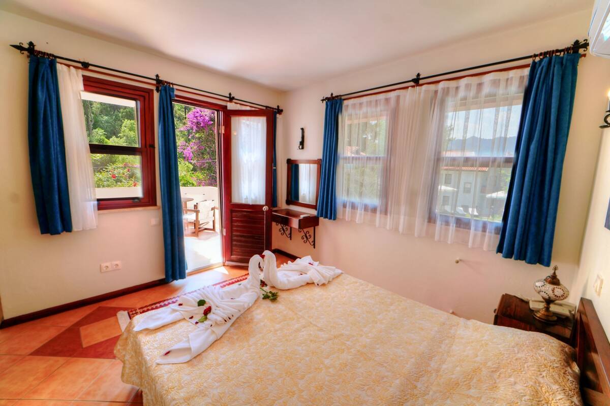 Delux Suit Room With Balcony | Pillowtop beds, minibar, in-room safe, iron/ironing board (on request)
