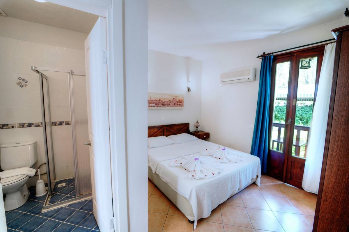 Pillowtop beds, minibar, in-room safe, iron/ironing board (on request)