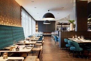 4 restauranter, frokost, lunsj og middag serveres, pan-asiatiske retter