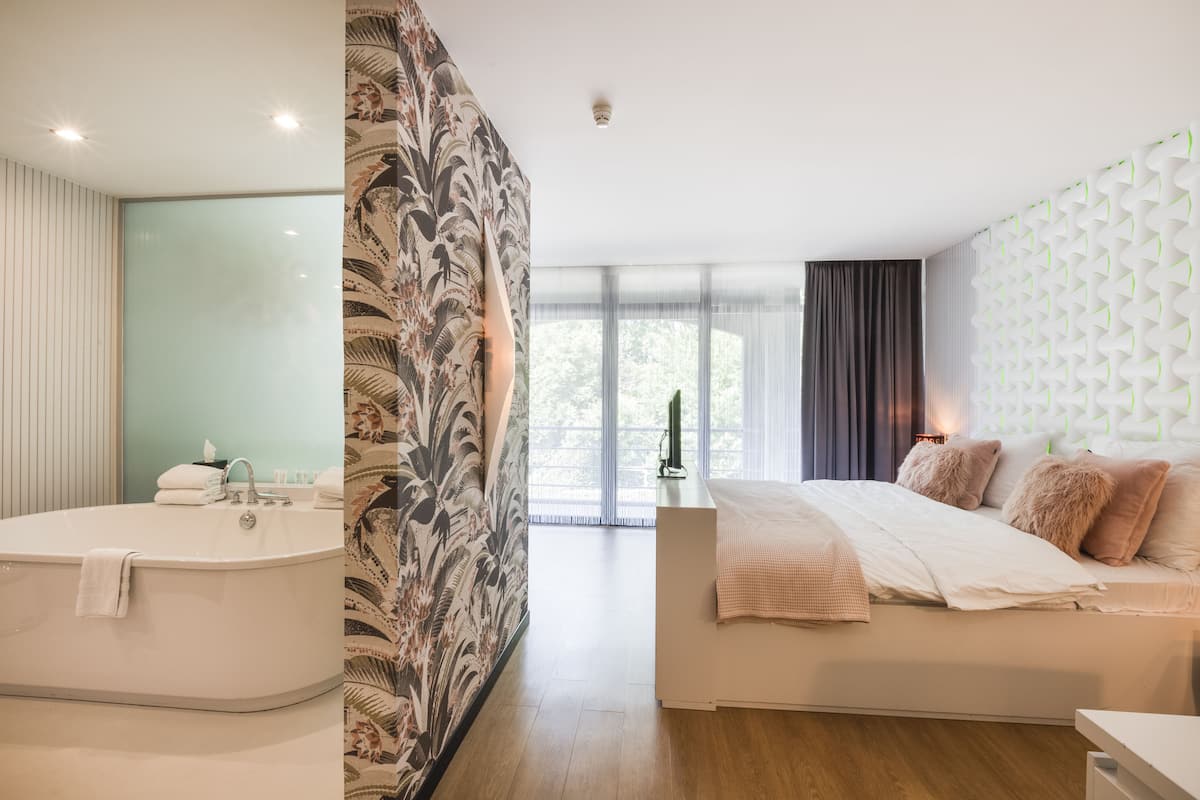 suite (ambassade) | 1 bedroom, minibar, in-room safe, desk