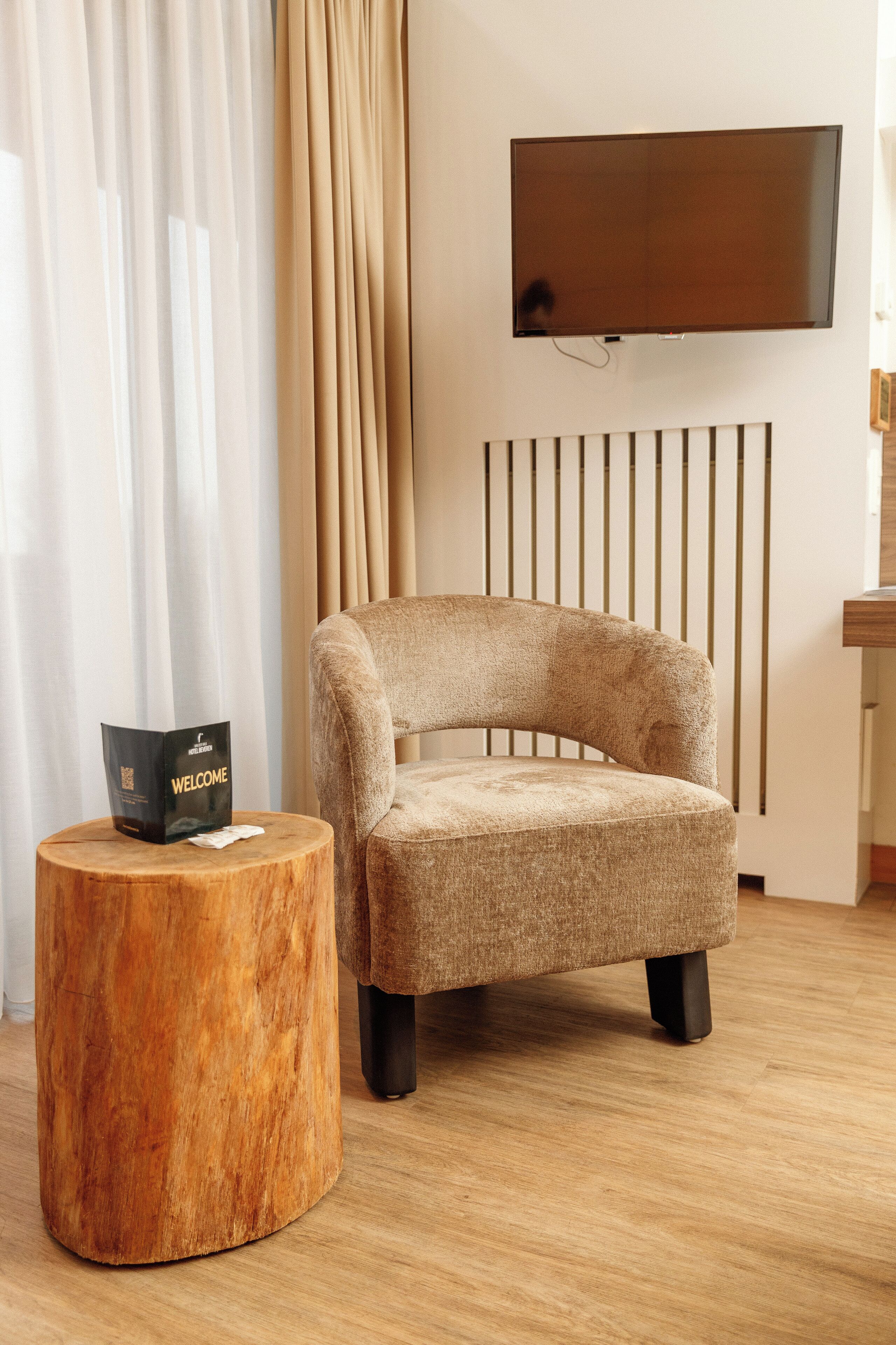 comfort room (plus) | 1 bedroom, minibar, in-room safe, desk