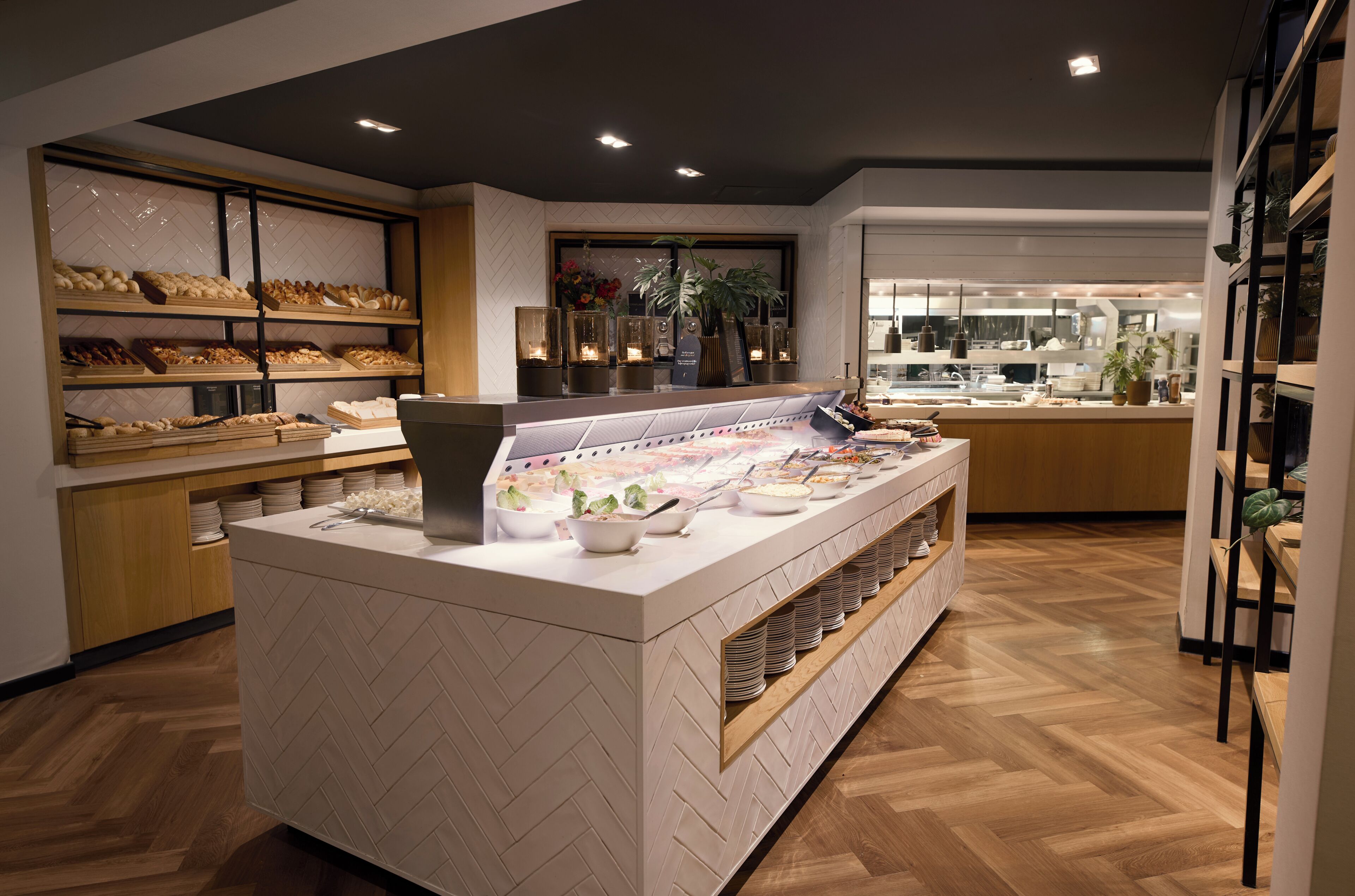 Petit déjeuner buffet (23.50 EUR par personne)