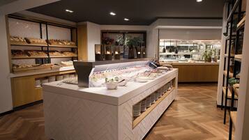 Petit déjeuner buffet (23.50 EUR par personne)