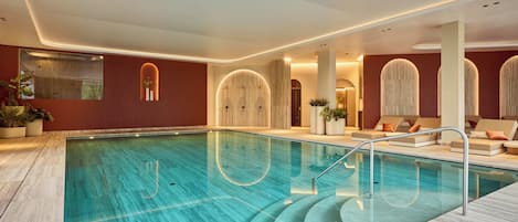 Indoor pool, sun loungers