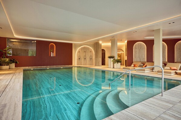 Indoor pool, pool loungers