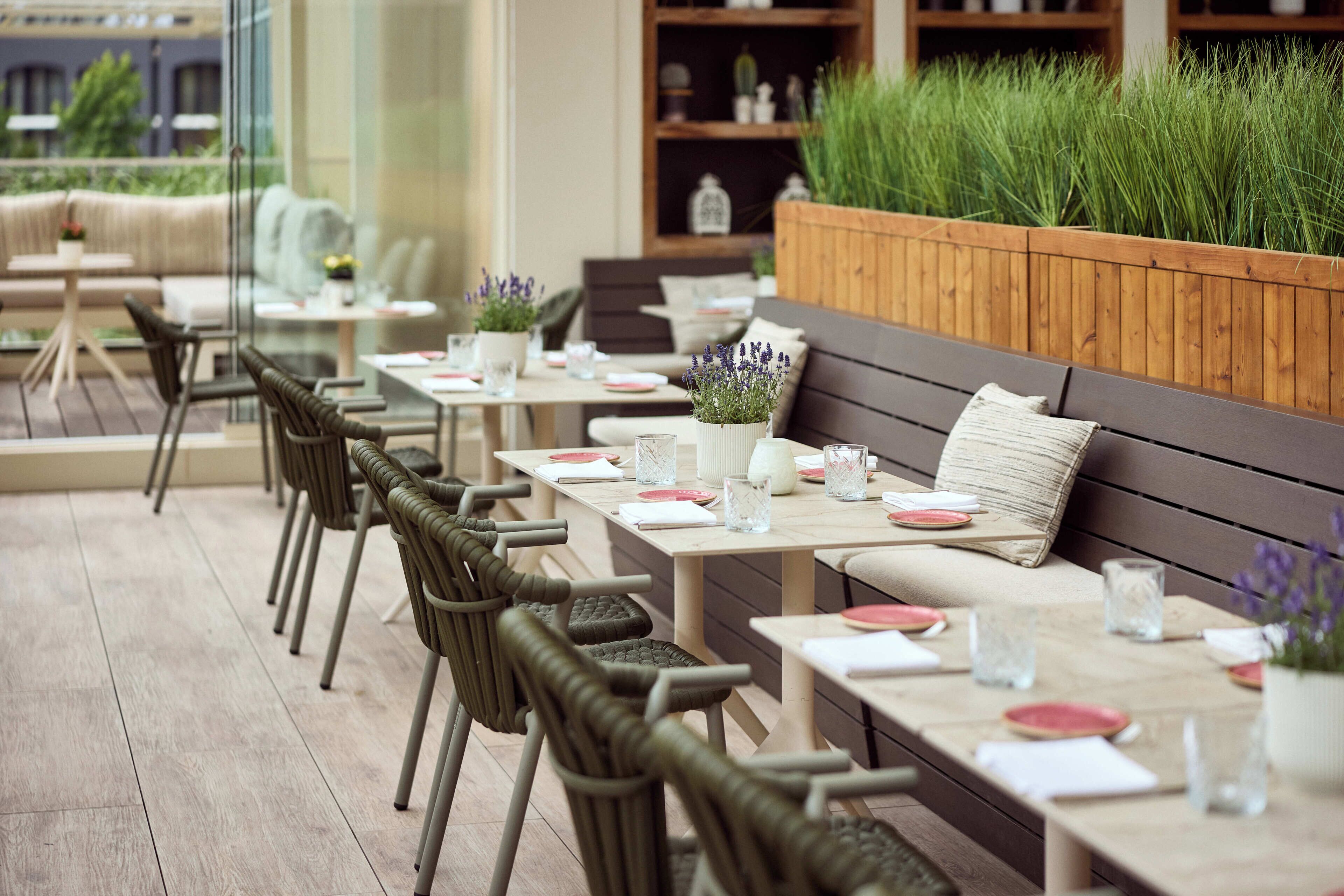 4 restaurants, breakfast, lunch, dinner served; Pan-Asian cuisine 