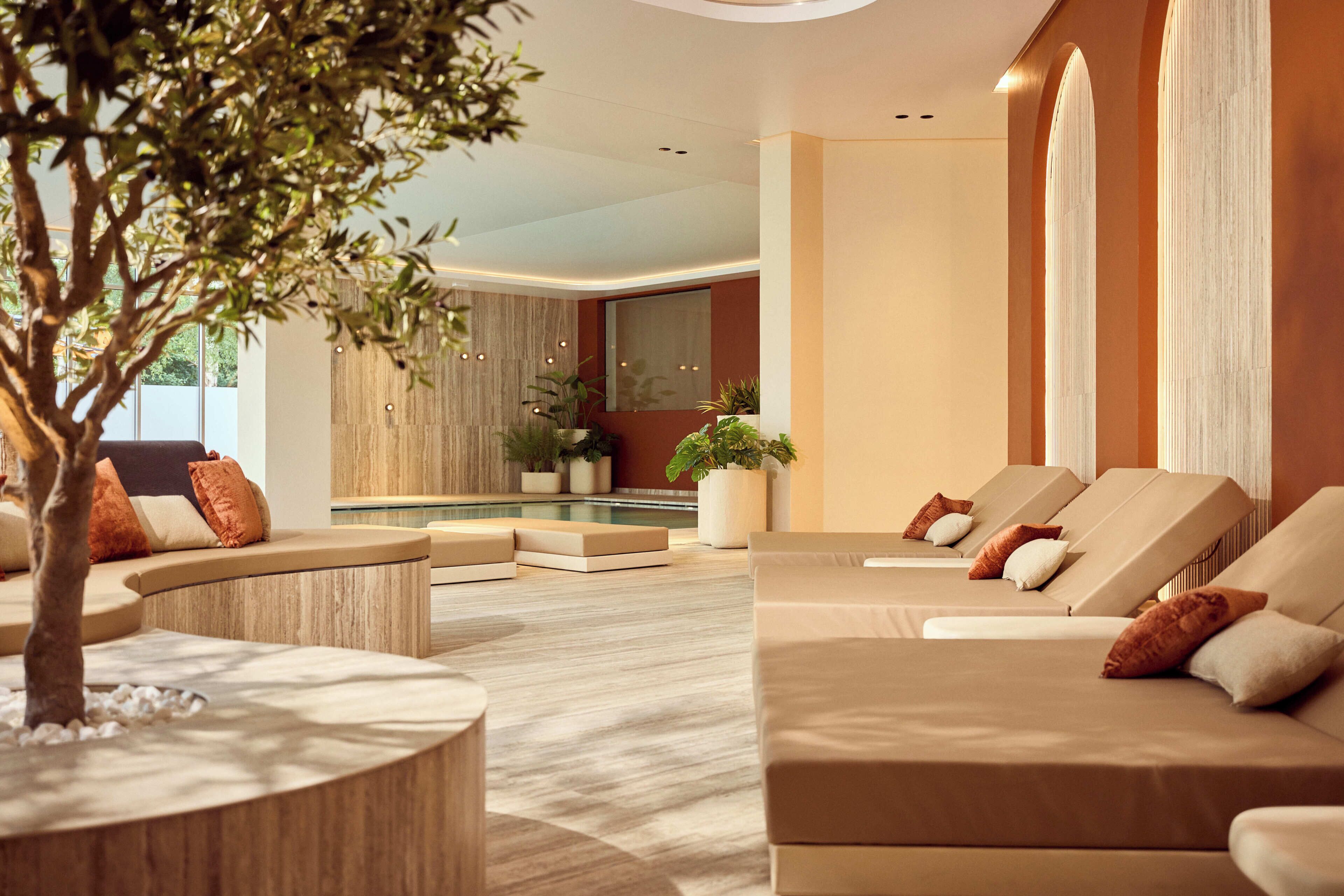 Piscine couverte, chaises longues