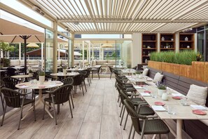 4 restaurants, breakfast, lunch, dinner served; Pan-Asian cuisine 