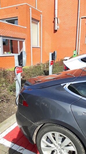 Free self parking - Van Der Valk Hotel Beveren (Beveren)