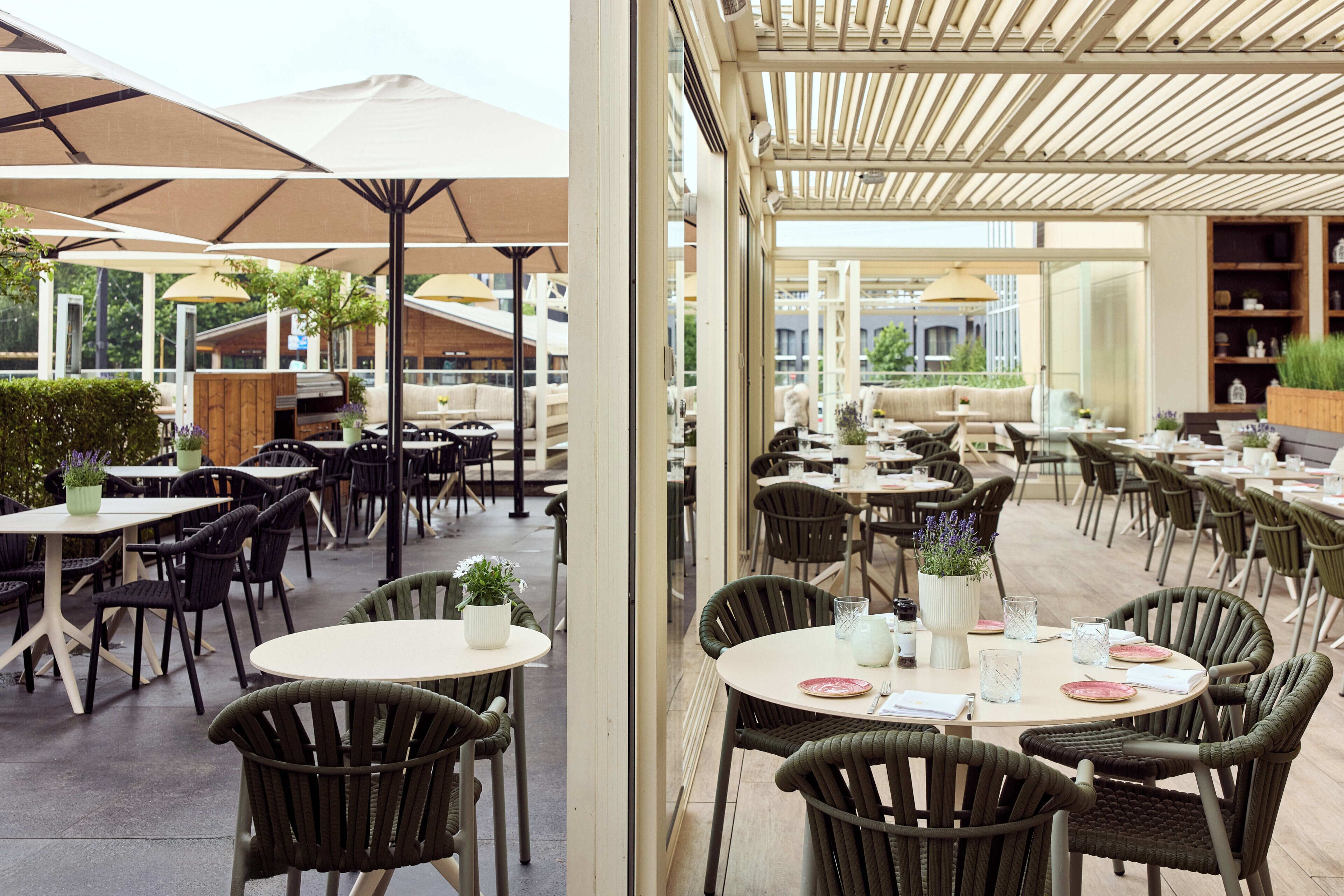 4 restaurants; breakfast, lunch, dinner and brunch served 