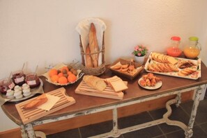 Daily buffet breakfast for a fee - L'Orée des Vignes (Gilly-les-Citeaux)