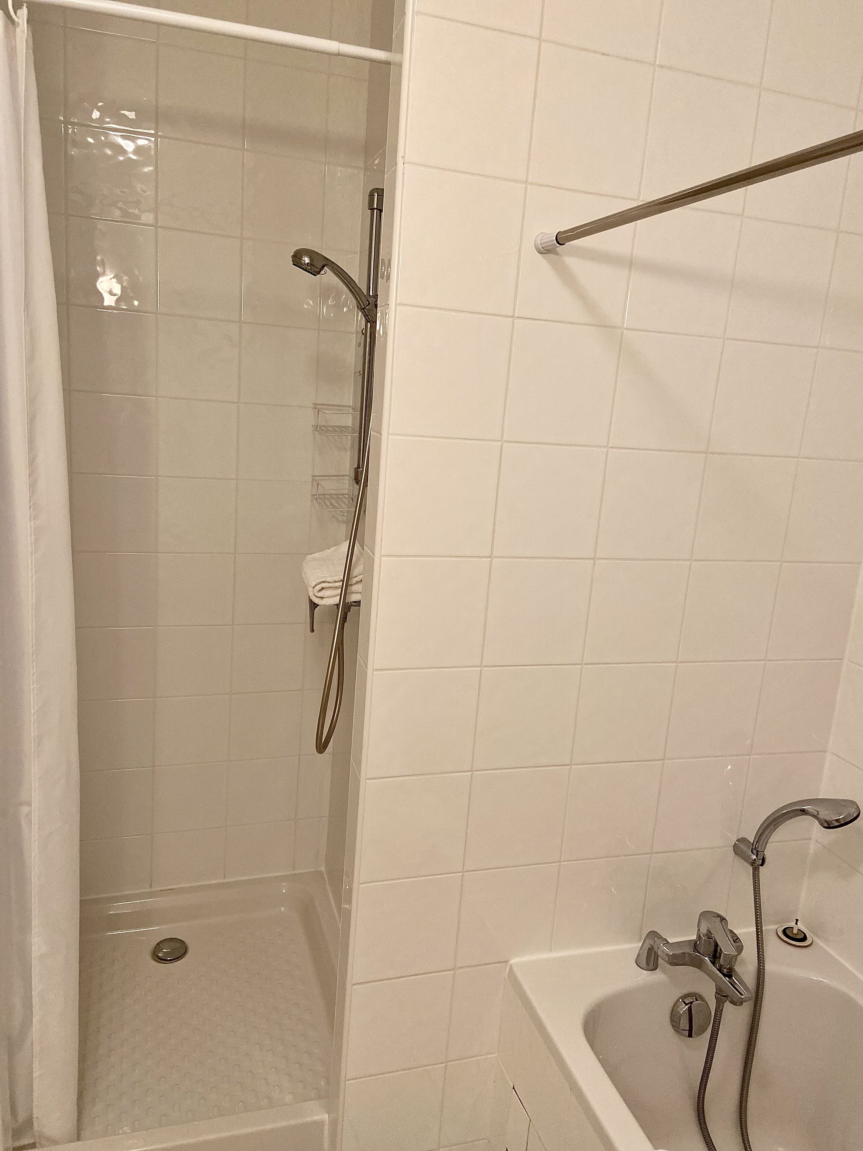 Brusebad med brusehoved og håndvask.