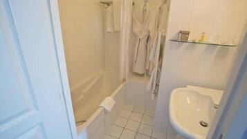 Un baño con bañera, ducha y lavamanos.
