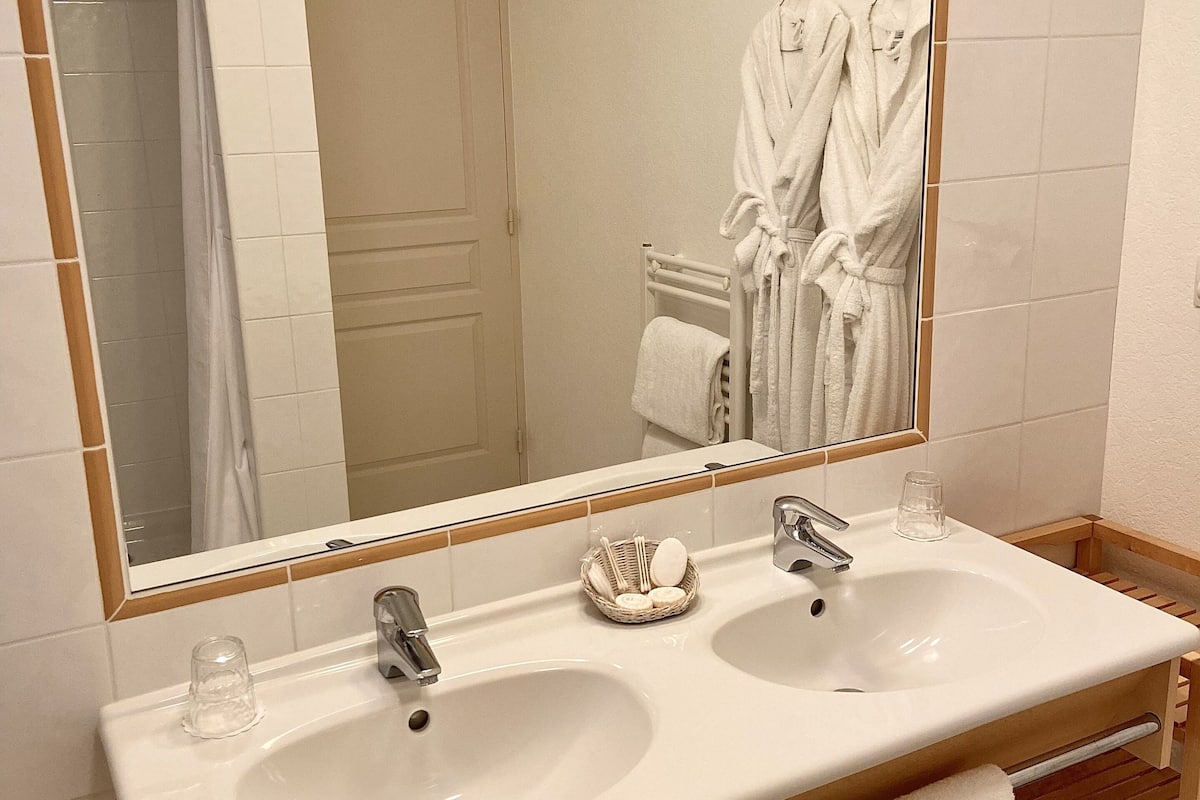 suite | bathroom | free toiletries, hair dryer, towels