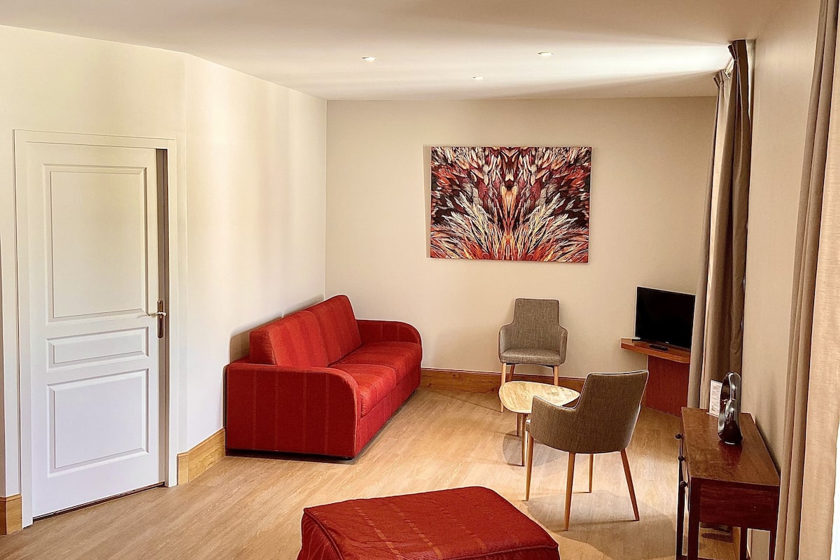 suite | living area | flat-screen tv