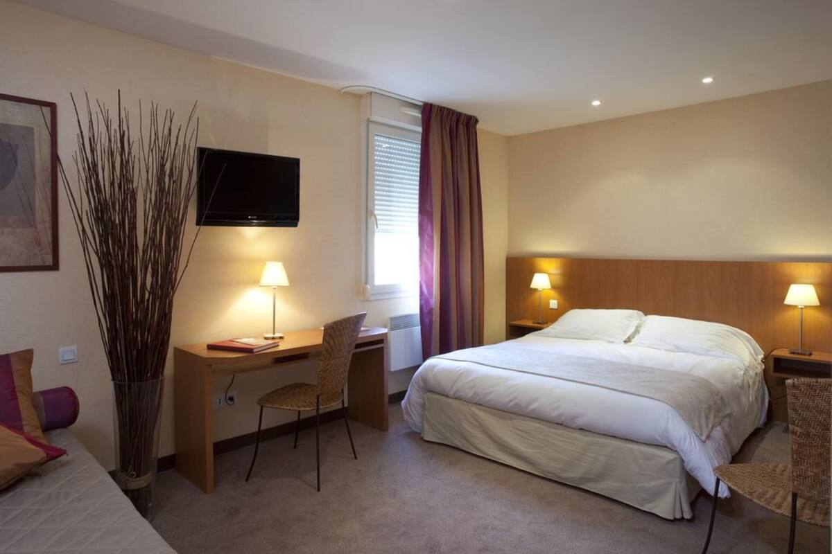 Superior room (4 people) | 客房内保险箱、办公桌、熨斗/熨板、免费婴儿床