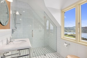 Lodge Queen Room (includes Entry to Castle & Gardens) | Bathroom | Free toiletries, hair dryer, towels - Larnach Lodge (Dunedin)