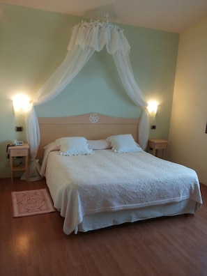 Phòng đôi Superior, quang cảnh hồ bơi (Ciel de Lit) | Bộ trải giường bằng vải Frette của Ý, bộ đồ giường cao cấp