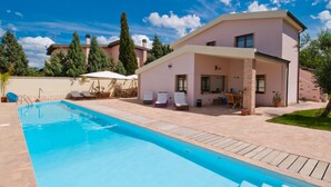 A modern house with a swimming pool, sun loungers, and a patio area. - Gentarrubia - B&B (Capoterra)