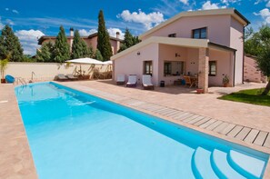 Outdoor pool, open 10:00 AM to 8:00 PM, pool umbrellas, sun loungers - Gentarrubia - B&B (Capoterra)