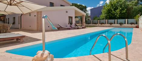 Una piscina al aire libre (de 10:00 a 20:00), sombrillas, tumbonas