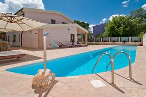Outdoor pool, open 10:00 AM to 8:00 PM, pool umbrellas, sun loungers - Gentarrubia - B&B (Capoterra)