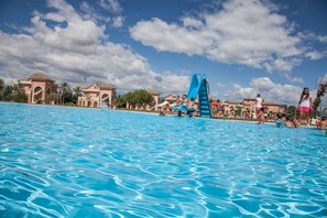 Piscine extérieure en saison