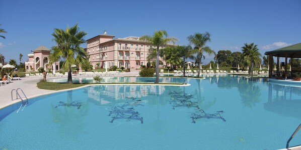 Piscine extérieure en saison