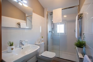 Douche, serviettes fournies