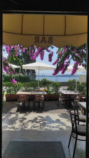 Breakfast, lunch, dinner served; Italian cuisine, al fresco dining  - Hotel Aquavite (Gardone Riviera)