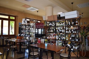Breakfast, lunch, dinner served; Italian cuisine, al fresco dining  - Hotel Aquavite (Gardone Riviera)