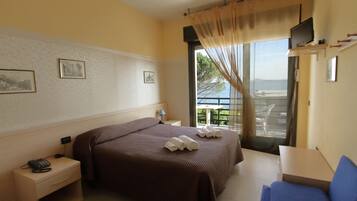 Panorama eenpersoonskamer, uitzicht op meer | Een kluis op de kamer, individueel gemeubileerd, een bureau