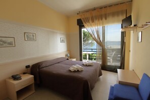 خزنة داخل الغرفة وطراز فريد لكل وحدة ومكتب وستائر تعتيم