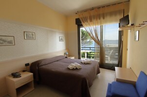 全景单人房, 湖景 | 客房内保险箱、特色家居、办公桌、遮光窗帘