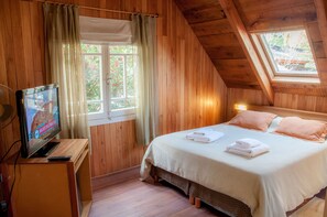 Premium bedding, down duvets, pillow-top beds, in-room safe - Wesley House Hosteria Boutique (San Martín de los Andes)