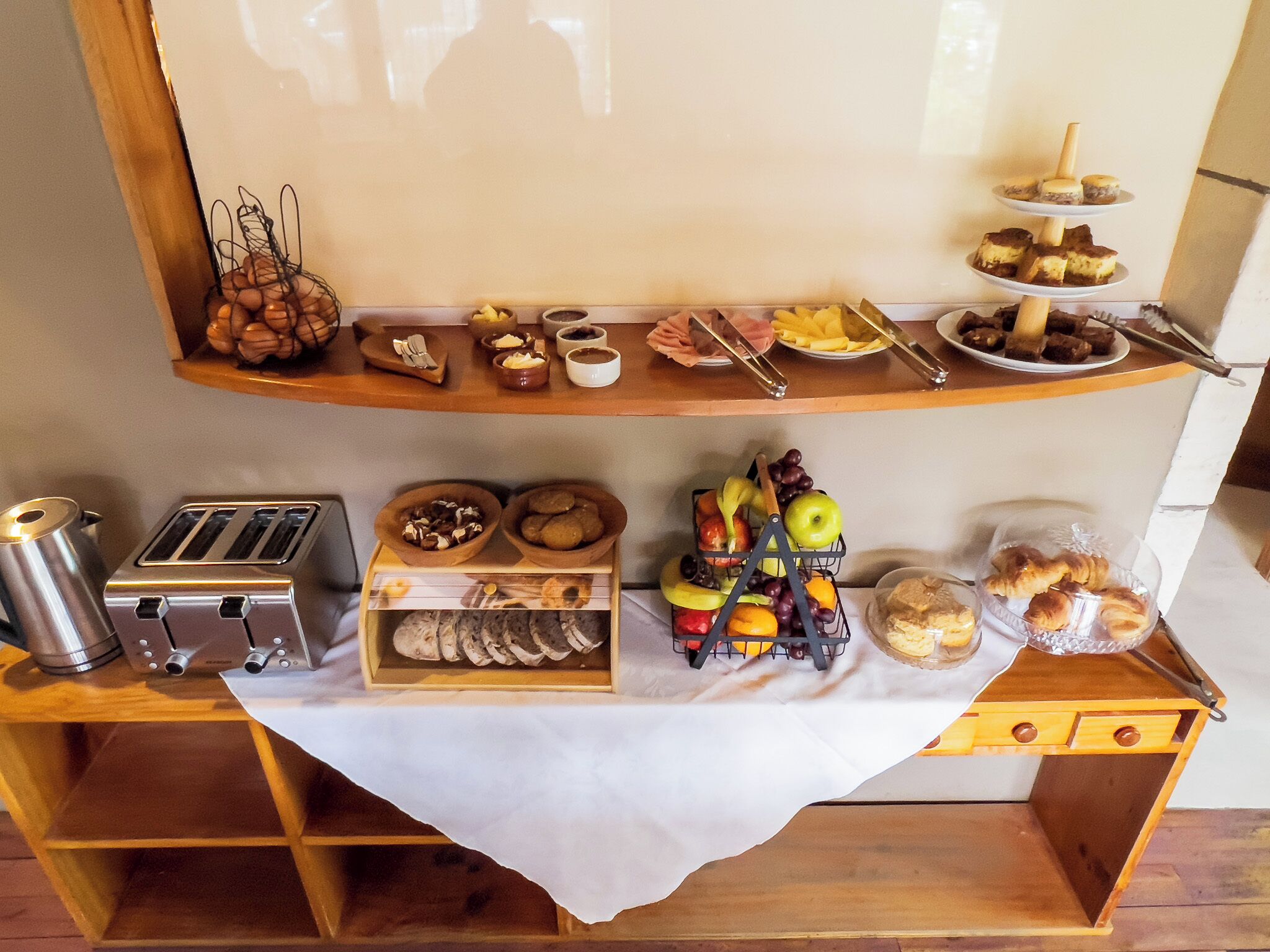 Un buffet de petit-déjeuner proposant une variété d’aliments et d’ustensiles.