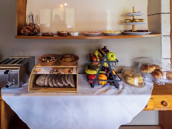 Un bufé de desayuno con diferentes opciones de comida y un tostador.