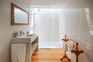 Casa do Acer | Badezimmer | Kostenlose Toilettenartikel, Haartrockner, Bidet, Handtücher