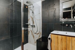 Suite, Jetted Tub, Garden Area | Bathroom | Hair dryer, towels - Villa Clara (Anglet)