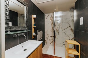 One Bedroom Apartment Garden View or Terrace | Bathroom