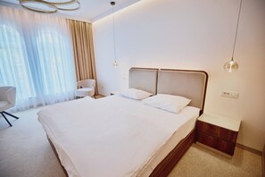 Habitació doble superior | Minibar, caixa forta a l'habitació, escriptori i cortines opaques 
