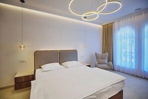 Habitación doble superior | Minibar, caja fuerte, escritorio y cortinas opacas