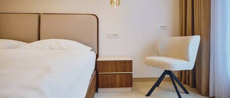 Superior Double Room | 1 bedroom, minibar, in-room safe, desk