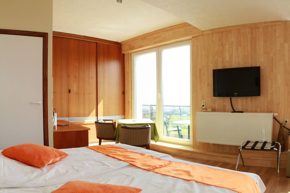 double room | minibar, in-room safe, free wifi, bed sheets