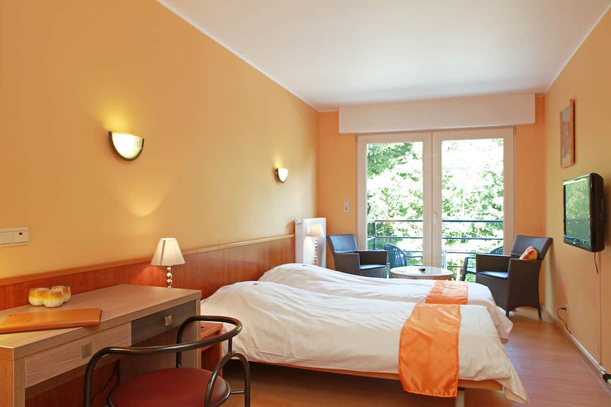 Een minibar, een kluis op de kamer, gratis wifi, beddengoed