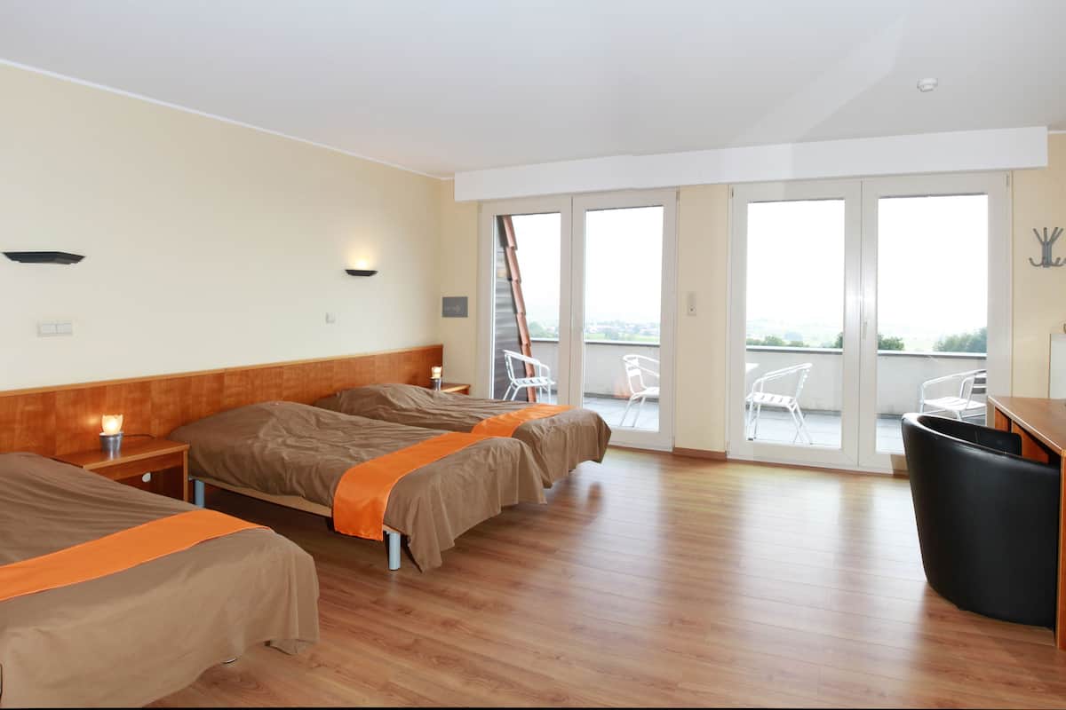 Driepersoonskamer | Een minibar, een kluis op de kamer, gratis wifi, beddengoed