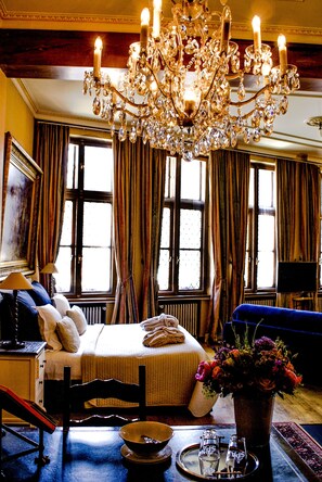 Caja de seguridad en la habitación, muebles diferentes y escritorio